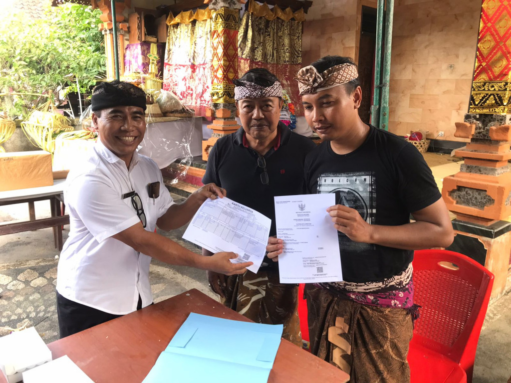 Penyerahan KK (Kartu Keluarga) Baru dan Akta Kematian kepada Perwakilan Keluarga di Banjar Kung oleh Pemerintah Desa Dalung